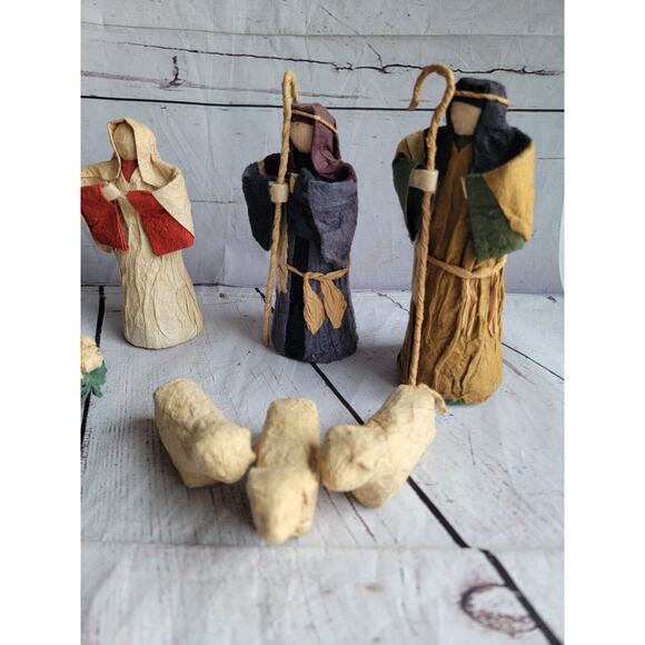 Vintage Folk Art Nativity Set Paper mache? Felt? Made In Philippines READ - Picture 2 of 16